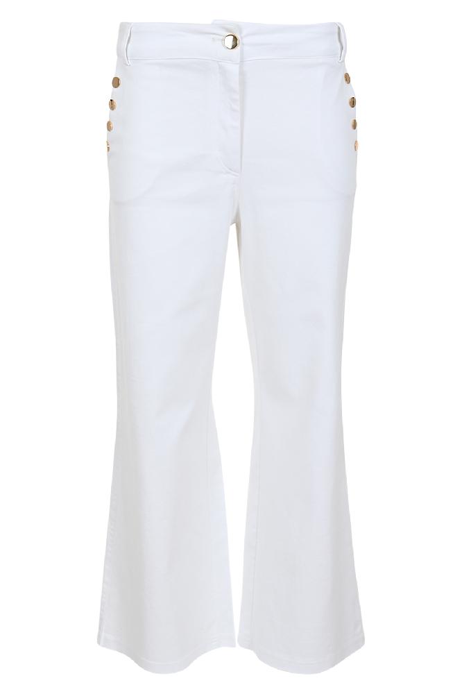 Met leuke gouden details op de zakken is dit de Holly broek, een wijde pantalon die in de kleuren sand en wit komt. 