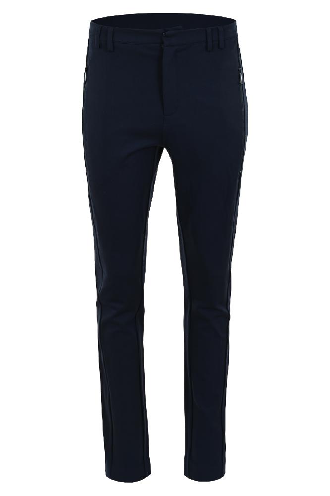 De Lio pantalon in slim fit pasvorm biedt een strakke, moderne look die je figuur flatteert. Met een lengte van 28 is deze broek perfect voor een gestroomlijnde uitstraling.

Materialen: 60% Viscose / 35% Polyamid / 5% Elastane