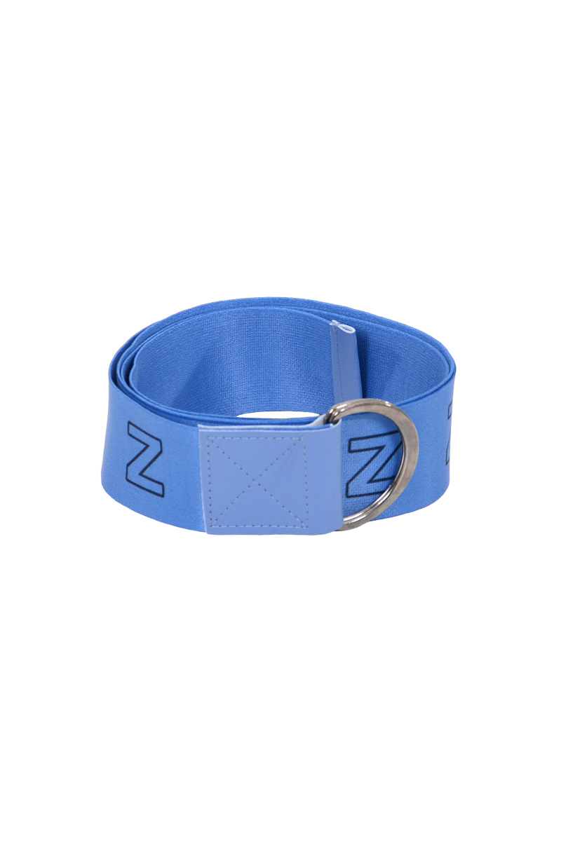 Belt is een elastische riem met een gespsluiting de riem is voorzien van een all over logo print ZIZO. De belt wordt gedragen over de taille van de blazer Aricia. 