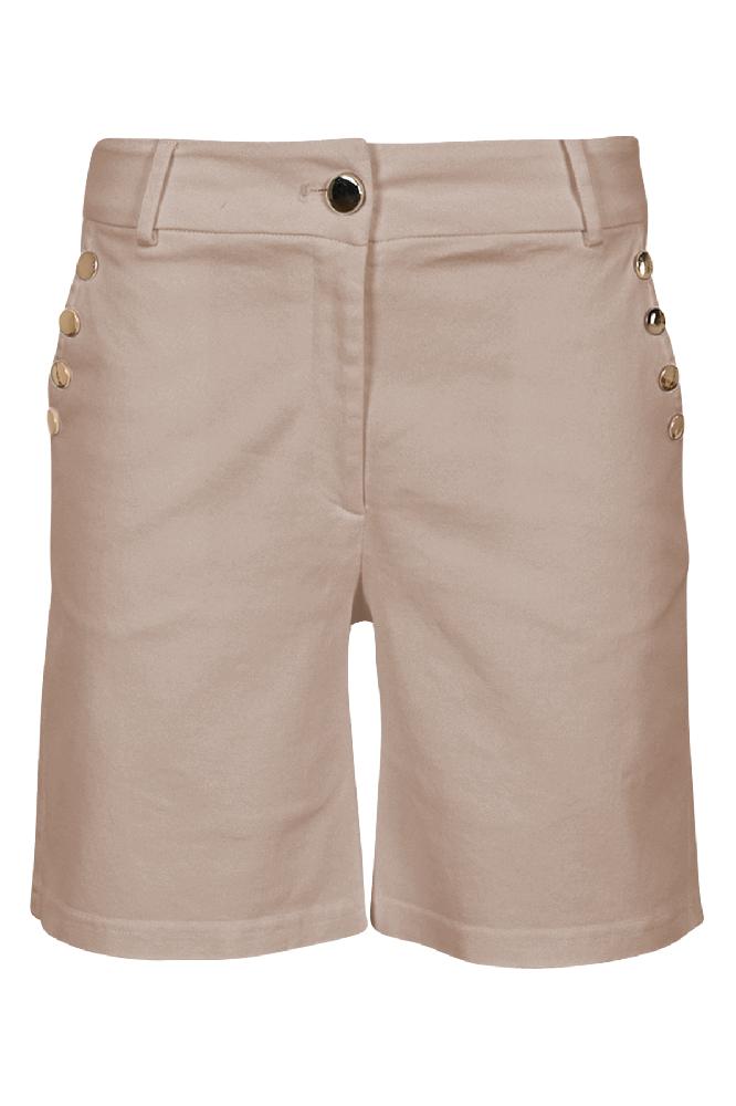 Dit is de korte versie van de Holly broek, weer met de leuke gouden details op de zakken. Verkrijgbaar in de kleuren zand en wit. 