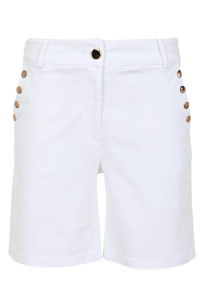 Dit is de korte versie van de Holly broek, weer met de leuke gouden details op de zakken. Verkrijgbaar in de kleuren zand en wit. 