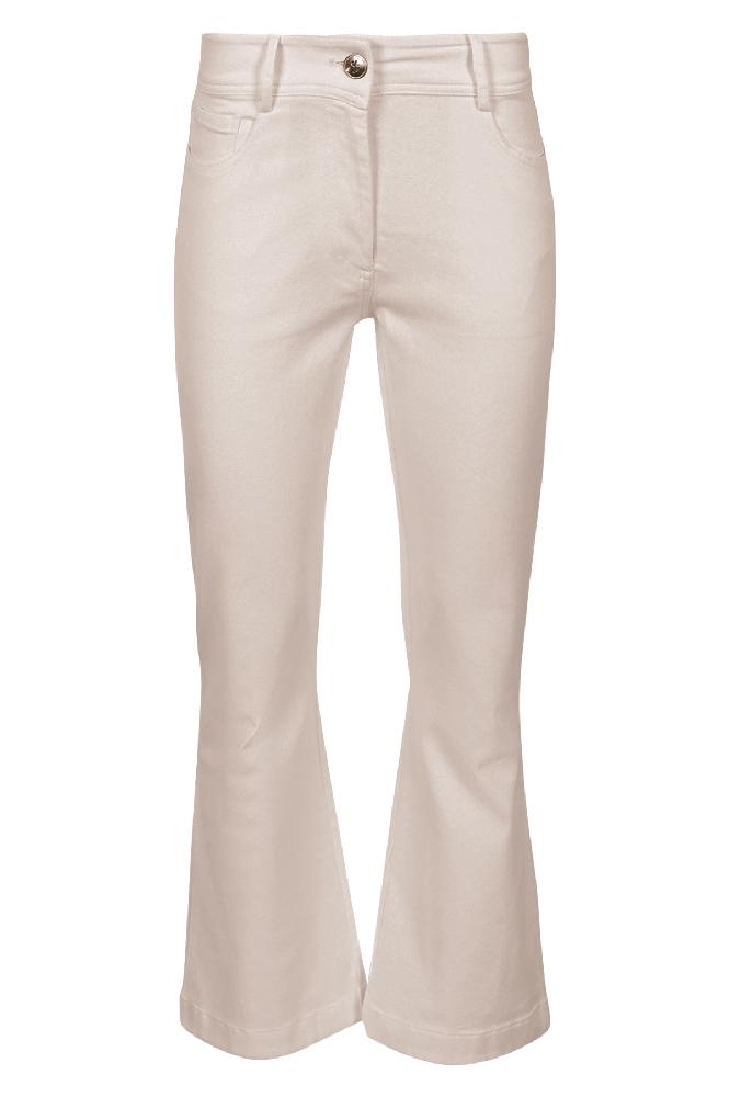 De Flynzi broiek is een leuke broek met wijde pijpen en een meer aangesloten fit bij de heupen. Hij komt in de kleuren wit en sand. 