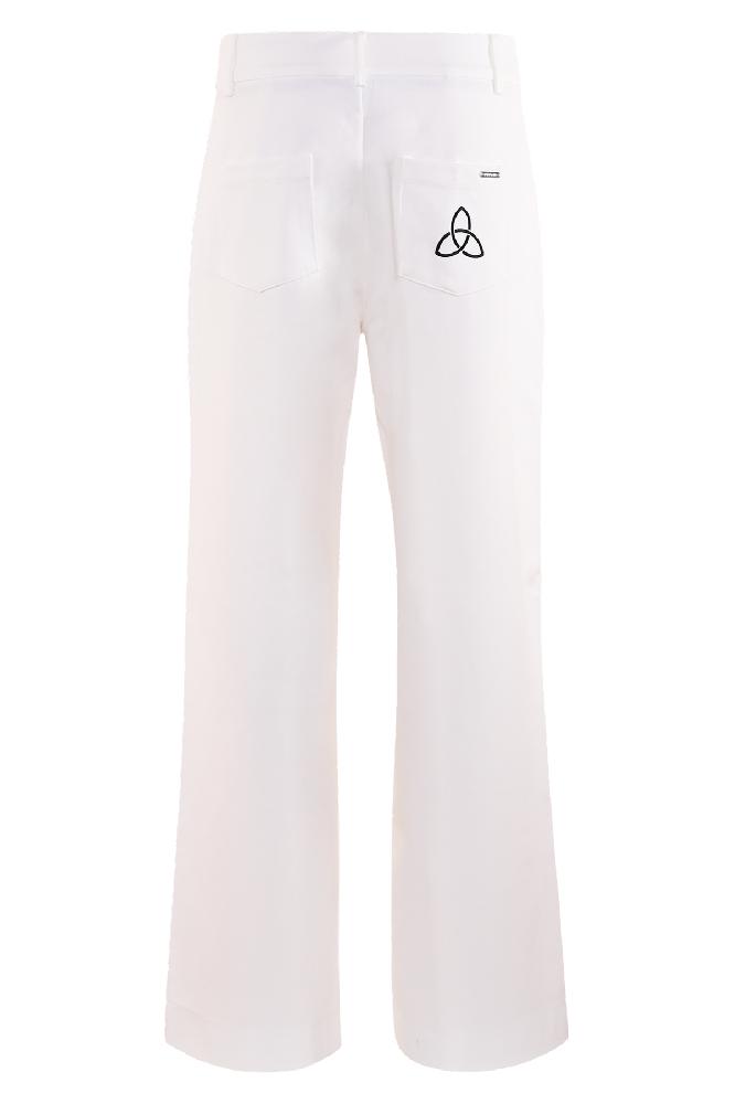 Trendy wide leg broek met zowel steekzakken aan de voor- als achterzijde. Op Ã©Ã©n van de achterzakken zit het logo verwerkt voor een stijlvolle, herkenbare touch. De wijde pijpen geven de broek een moderne en comfortabele uitstraling â perfect te combineren met zowel een casual top als een nette blouse.