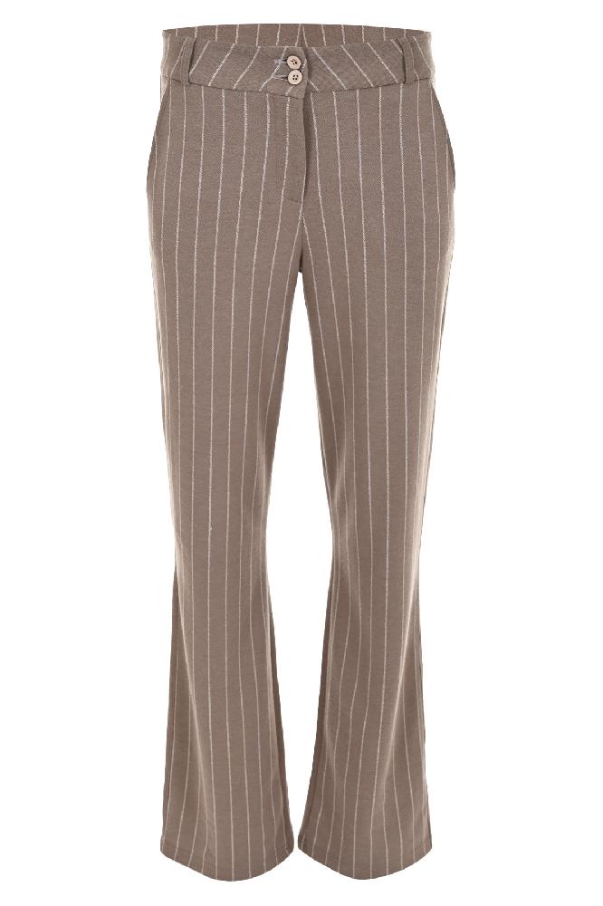 Flared pantalon Sezzco is een prachtig basisstuk voor je garderobe. De broek is een 4-pocket model met steekzakken aan de voorzijde en faux klepzakken op de achterzijde. Â Broek Sezzco is gemaakt van een heerlijke stof, ze valt normaal qua maat en is te verkrijgen in diverse stijlvolle kleuren.

