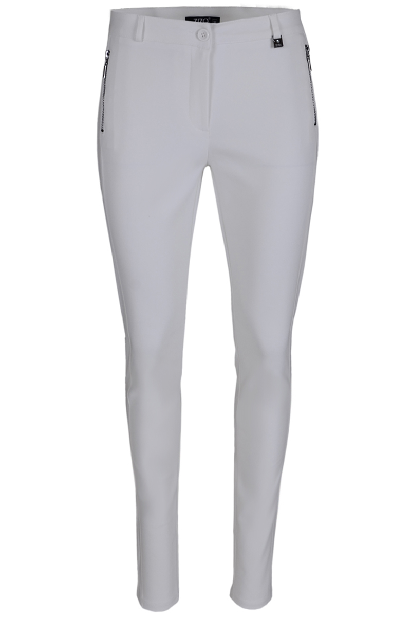 Broek Anzio heeft een skinny fit voor een trendbewuste uitstraling. Ze heeft een chique Polyamide kwaliteit waardoor ze een hoog draagcomfort geeft. Anzio heeft op het voorpand faux ritszakken en faux paspelzakken op het achterpand. Aan de voorzijde is Anzio gedecoreerd met een deelnaad en heeft een modellerende tailleband met riemlussen. De broek sluit middels een knoop-en ritssluiting. Broek Anzio valt normaal qua maat en is te verkrijgen in het Offwhite, Sand, Black, Antracite, Navy en Taupe.