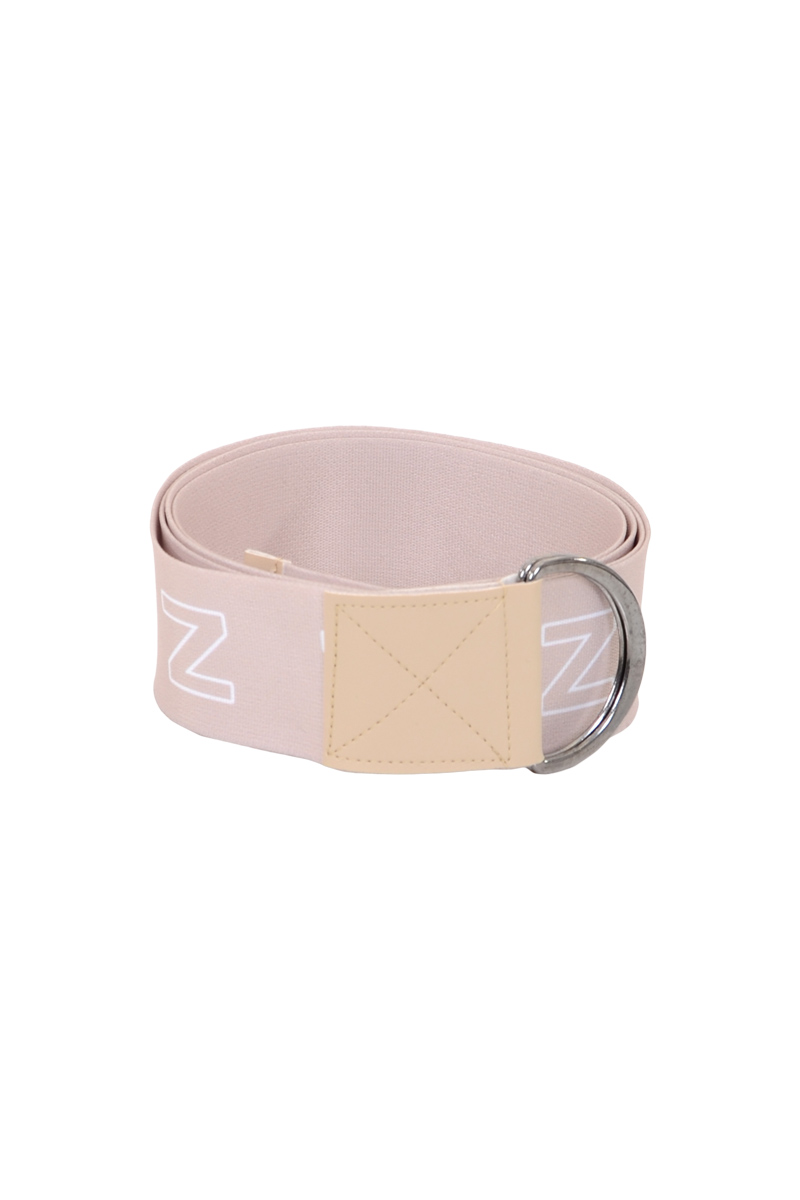 Belt is een elastische riem met een gespsluiting de riem is voorzien van een all over logo print ZIZO. De belt wordt gedragen over de taille van de blazer Aricia. 