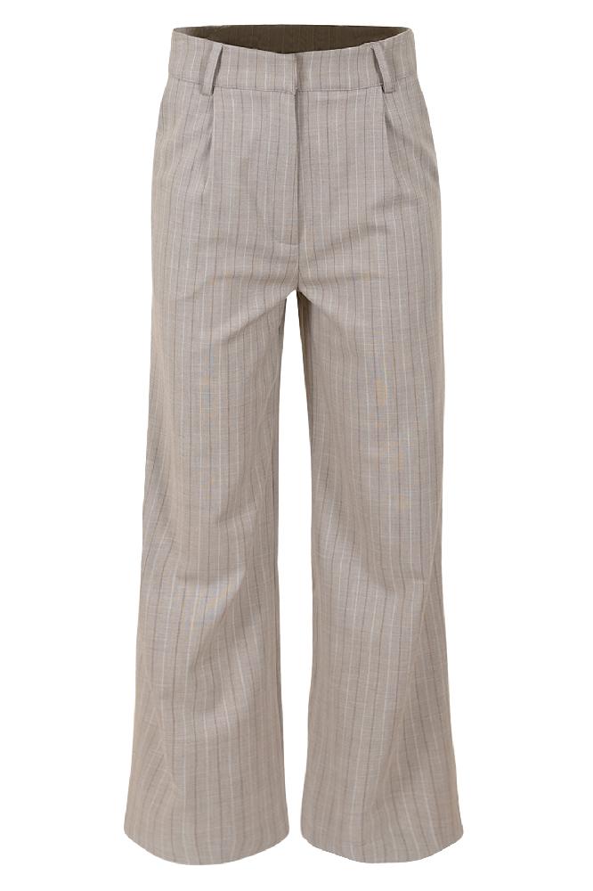 Le pantalon Fay est dotÃ© de poches latÃ©rales et d'un pli sur le devant pour un look soignÃ© et Ã©lÃ©gant. La rayure subtile ajoute une touche sophistiquÃ©e supplÃ©mentaire, rendant ce pantalon parfait pour les looks dÃ©contractÃ©s et professionnels.

MatiÃ¨res : 64% Polyester / 27% Viscose / 5% Polyamide / 4% Elasthanne