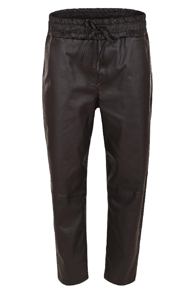 Maak een gedurfde stijlstatement met deze vegan leather gecoate Juul broek. Deze broek biedt de luxe uitstraling van leer, maar is volledig diervriendelijk. De coating zorgt voor een glanzende finish, die perfect is voor zowel casual als geklede looks. Combineer met een eenvoudige top voor een stoere look of kleed het op met een blouse voor een avondje uit. 