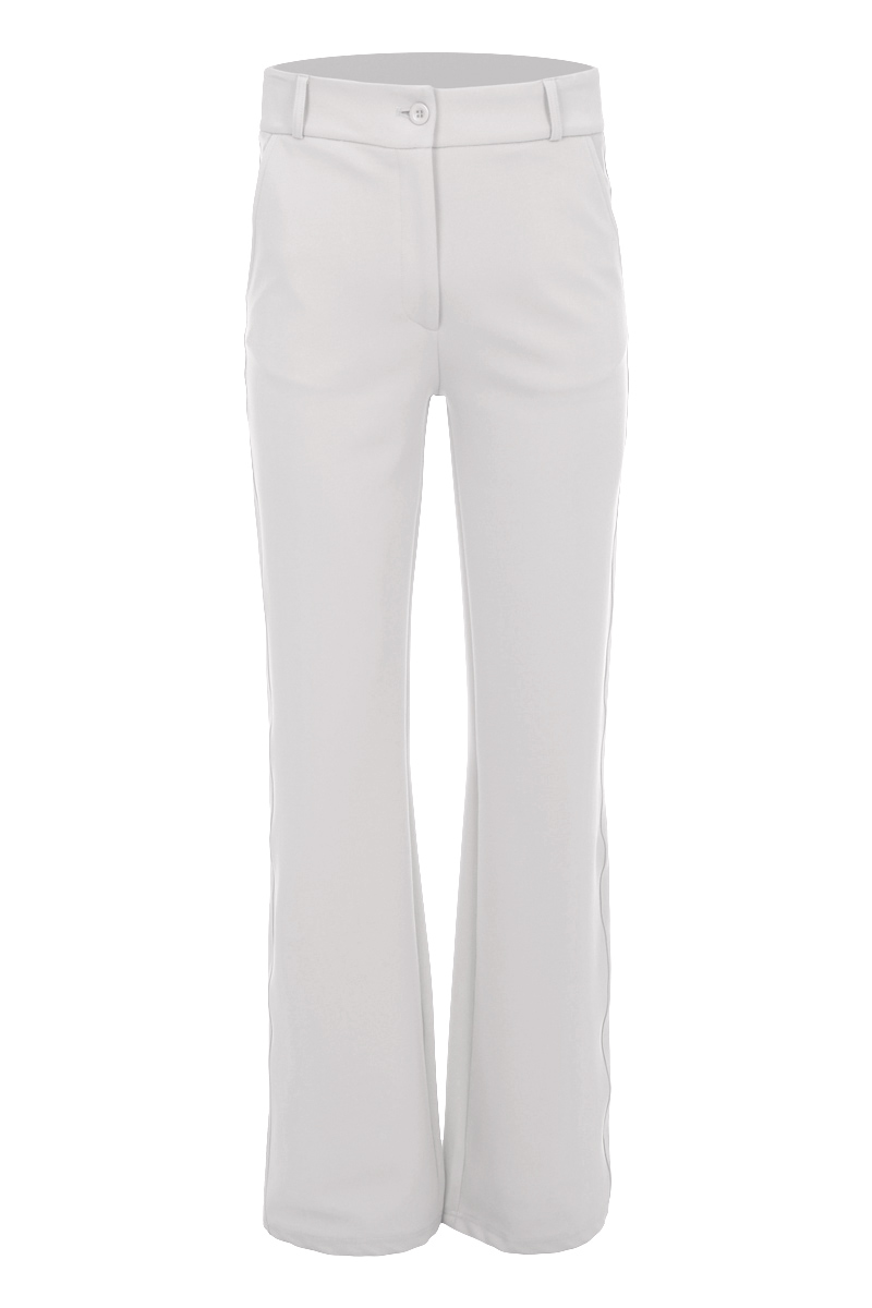 Straight fit pantalon Cizzy L34 is een prachtig basisstuk voor je garderobe. De broek is een 4-pocket model met schuine steekzakken aan de voorzijde en faux klepzakken op de achterzijde. Dit model laat je benen optisch langer lijken! De broek valt normaal op maat en is te verkrijgen in diverse trendy kleuren.

Â 

