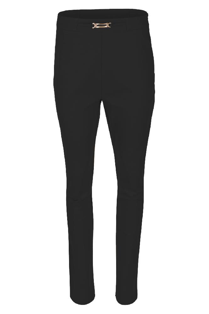 Til je stijl naar een hoger niveau met deze Lara legging broek, voorzien van een verfijnd gesp detail op de tailleband. Deze legging combineert comfort en mode moeiteloos, met een nauwsluitende pasvorm die je figuur flatteert. Het stijlvolle gesp detail voegt een vleugje elegantie toe, waardoor deze legging perfect is voor zowel casual als geklede looks. Draag het met een eenvoudige top voor een relaxte outfit of met een chique blouse voor een avondje uit.

Materialen: 60% Viscose / 35% Polyamid / 5% Elastane