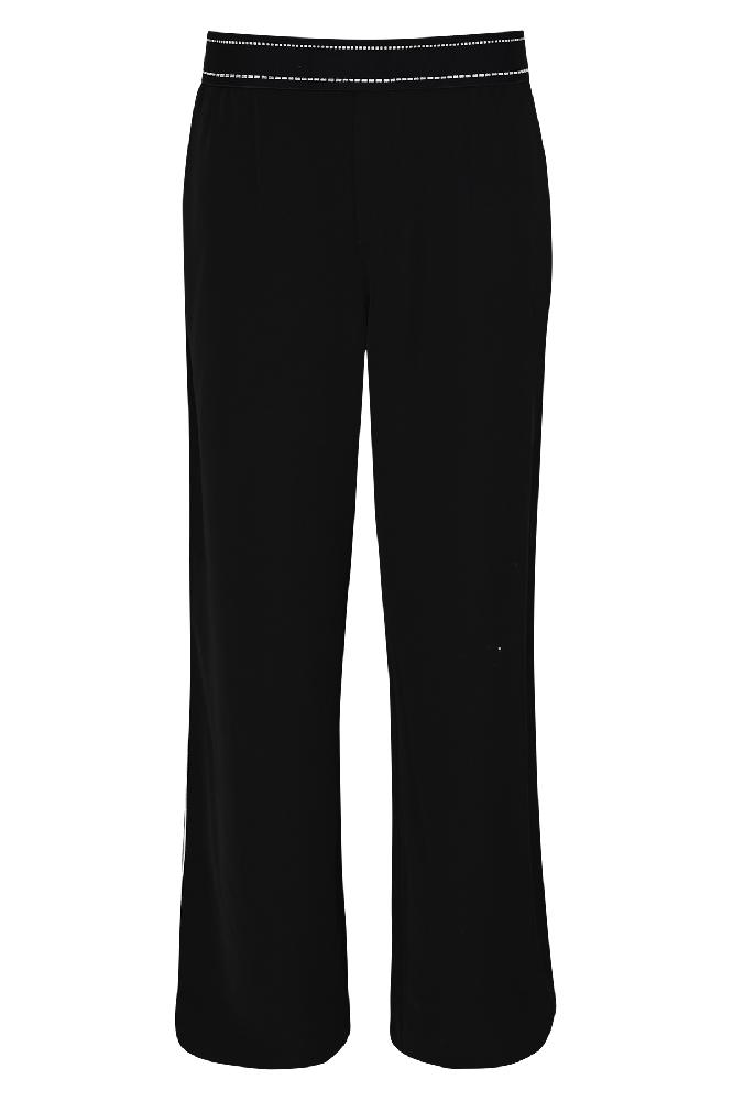 Wide leg broek met een comfortabele elastische tailleband waarin het logo herhaald is verwerkt voor een sportieve touch. Vanaf de boord lopen fijne plooitjes naar beneden, wat zorgt voor een elegante valling. Langs de zijkanten van de broekspijpen is een offwhite bies aangebracht voor een subtiel contrast. De achterkant is afgewerkt met klepzakjes, wat de broek een stoere en tegelijk stijlvolle uitstraling geeft.