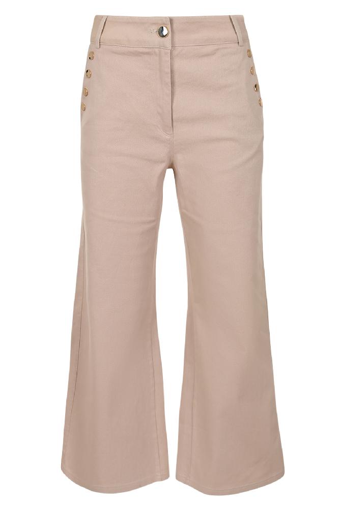 Met leuke gouden details op de zakken is dit de Holly broek, een wijde pantalon die in de kleuren sand en wit komt. 