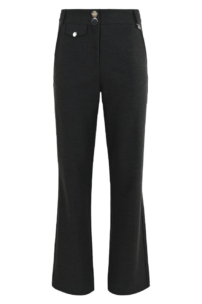 The Noah Pants in Antracite are a versatile and elegant piece from the FALL 2025 collection. The silver details give the pants a modern and refined look, making them perfect for both casual and chic outfits.





