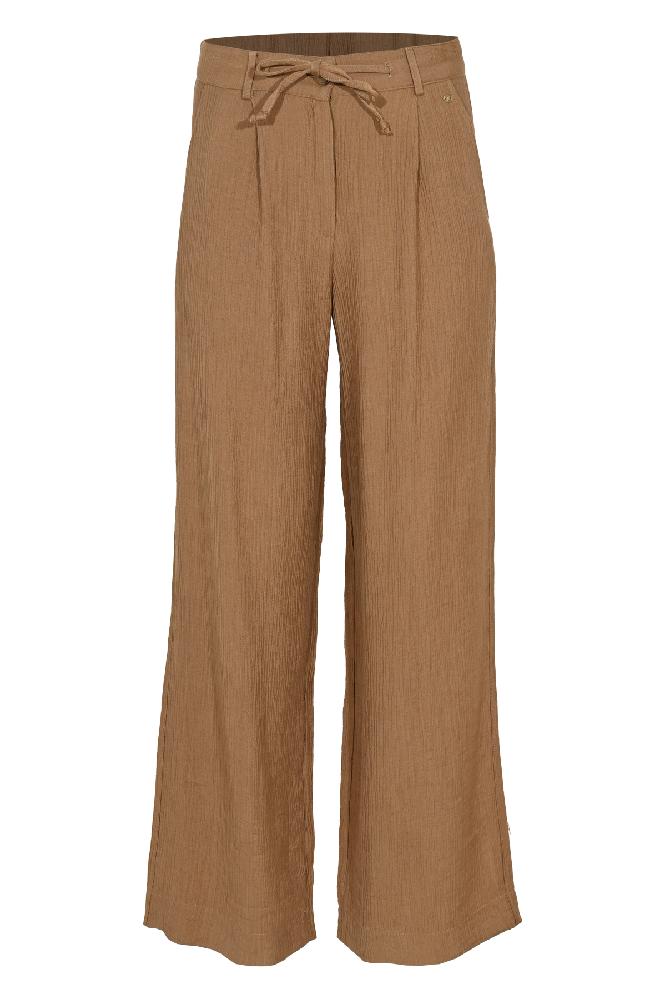 De Jayla broek is een wijde broek van crinkle viscose. Deze comfortabele broek biedt een luchtige pasvorm.

Materialen: 85% Viscose / 15% Polyamide