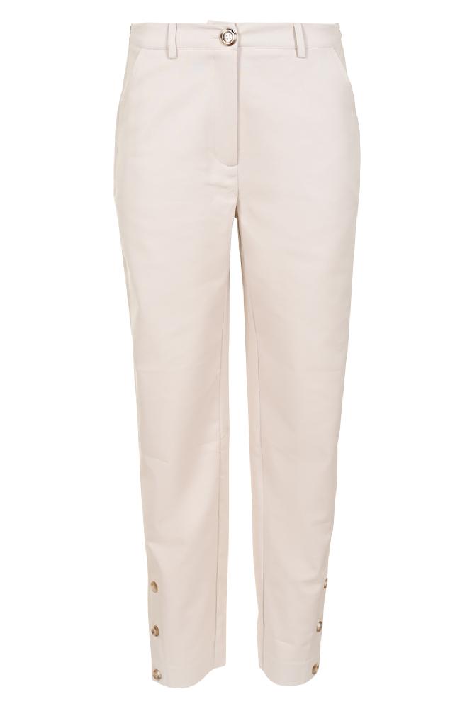 Le pantalon Kim est un choix Ã  la mode, avec des boutons uniques Ã  la jambe, qui ajoutent un accent tendance.

MatiÃ¨res : 48% coton / 52% polyester / 2% Ã©lasthanne