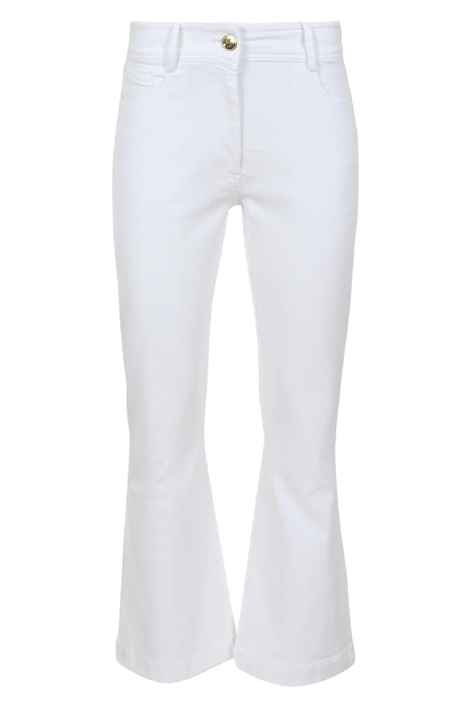 De Flynzi broiek is een leuke broek met wijde pijpen en een meer aangesloten fit bij de heupen. Hij komt in de kleuren wit en sand. 