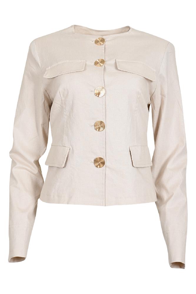 Niso jacket is een kort jasje met een moderne twist, voorzien van opvallende grote metalen knopen aan de voorkant. 

Materialen: 53% Linen / 45% Viscose / 2% Elastane